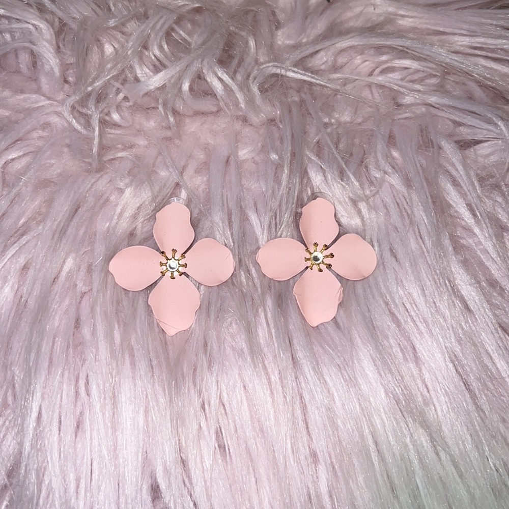 Light pink girly groovy flower earrings 💕